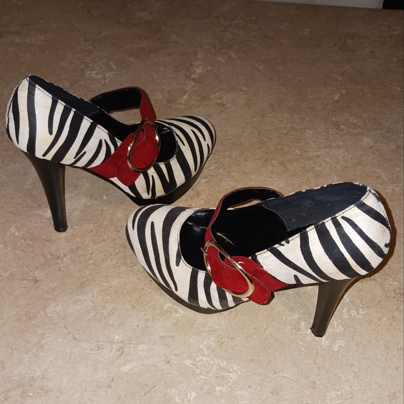 🦓 Cute Zebra Print Mary Jane Heels With Red Buckle 🦓 - Picture 12 of 14